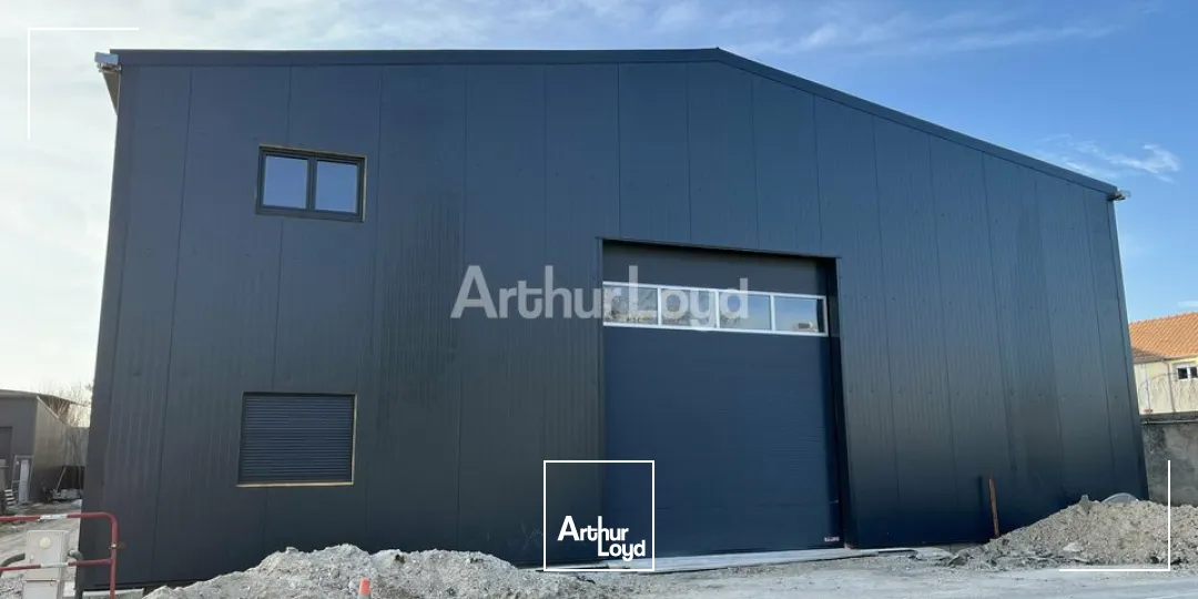 A Louer - bâtiment d'activité de 240m2 au sol avec une mezzanine de 80m2 à PRUNAY