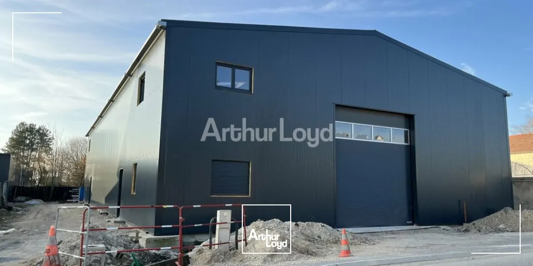 A Louer - bâtiment d'activité de 240m2 au sol avec une mezzanine de 80m2 à PRUNAY