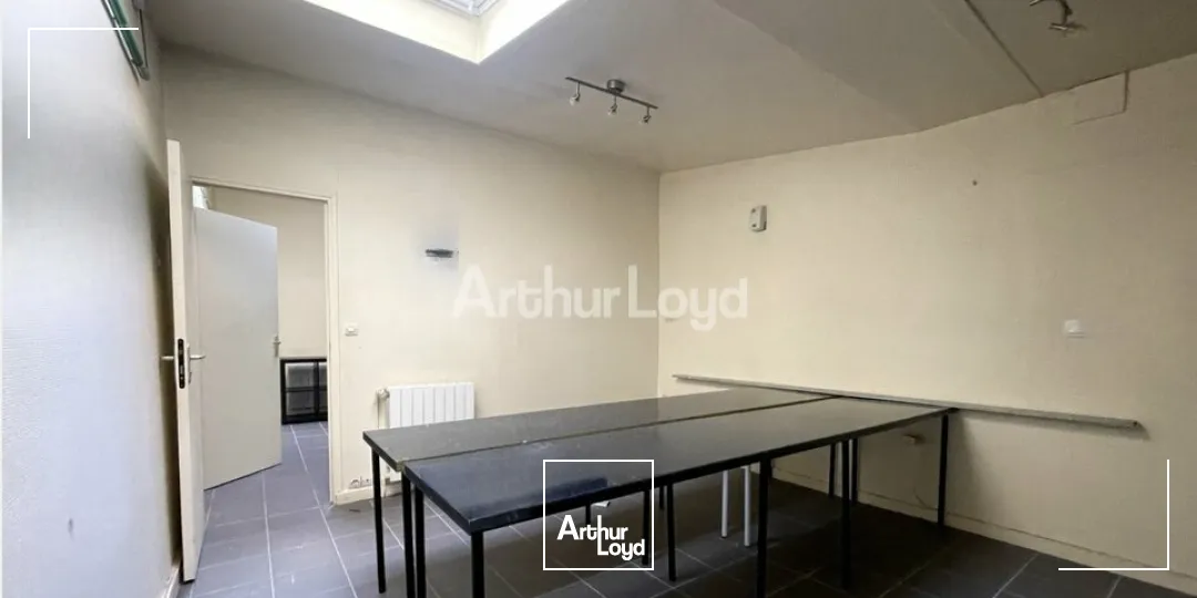 Secteur Jean-Jaurès à Reims, sur un axe très fréquenté - local commercial d'environ 115m2 - disponible de suite.