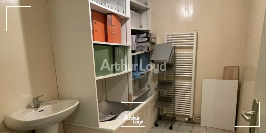 Secteur Jean-Jaurès à Reims, sur un axe très fréquenté - local commercial d'environ 115m2 - disponible de suite.