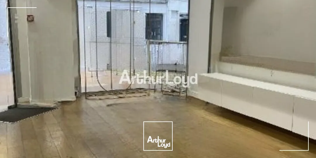 A céder en hyper-centre de Reims - jolie boutique d'environ 135m2 dont 83m2 de surface de vente. Disponible immédiatement 