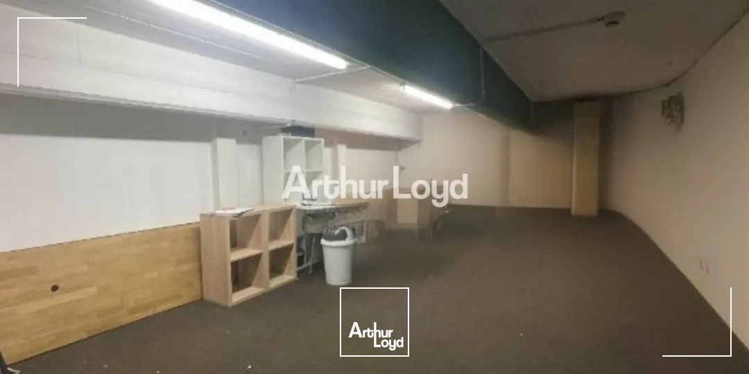 A céder en hyper-centre de Reims - jolie boutique d'environ 135m2 dont 83m2 de surface de vente. Disponible immédiatement 