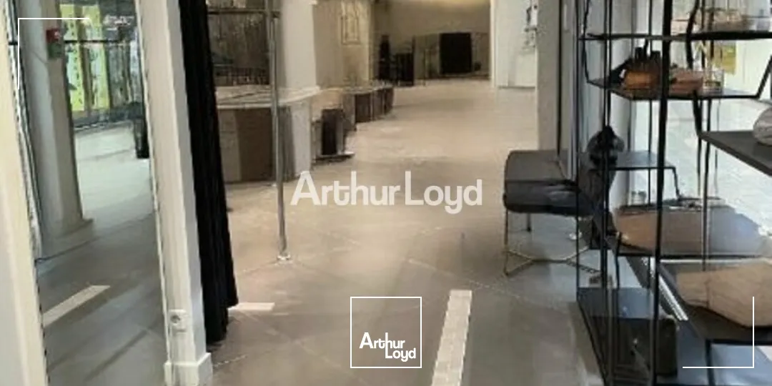 A céder en hyper-centre de Reims - jolie boutique d'environ 135m2 dont 83m2 de surface de vente. Disponible immédiatement 