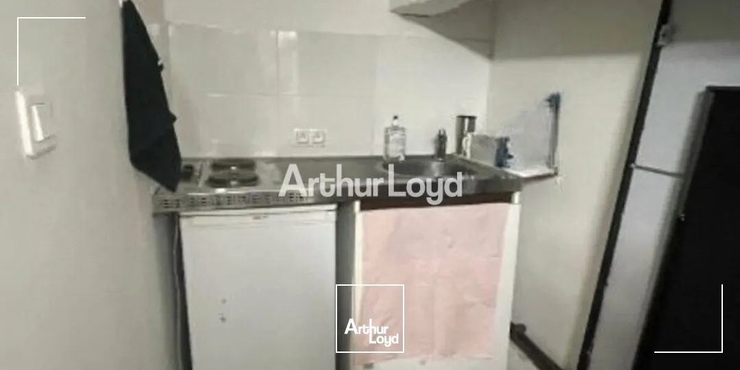 A céder en hyper-centre de Reims - jolie boutique d'environ 135m2 dont 83m2 de surface de vente. Disponible immédiatement 