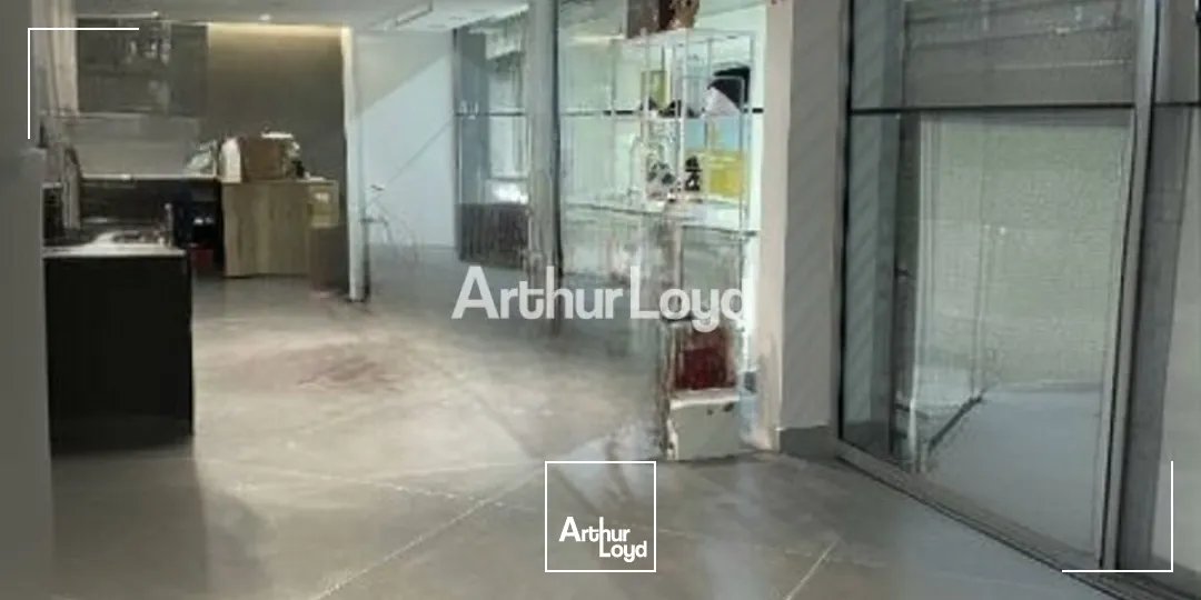 A céder en hyper-centre de Reims - jolie boutique d'environ 135m2 dont 83m2 de surface de vente. Disponible immédiatement 