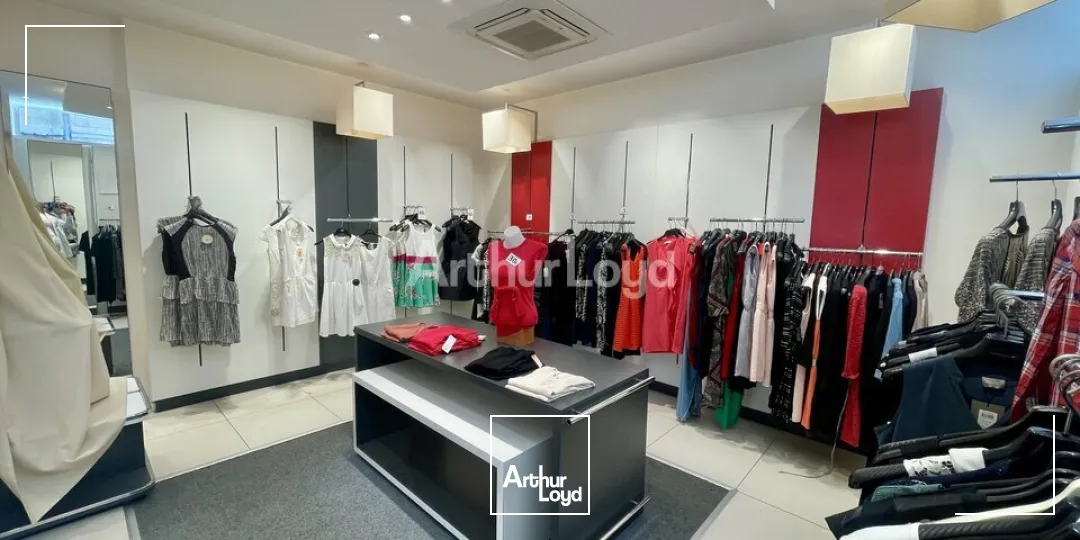 Hyper centre de Reims en angle de rue - local commercial d'environ 106m2 dont 95m2 de surface de vente. Disponible de suite. 