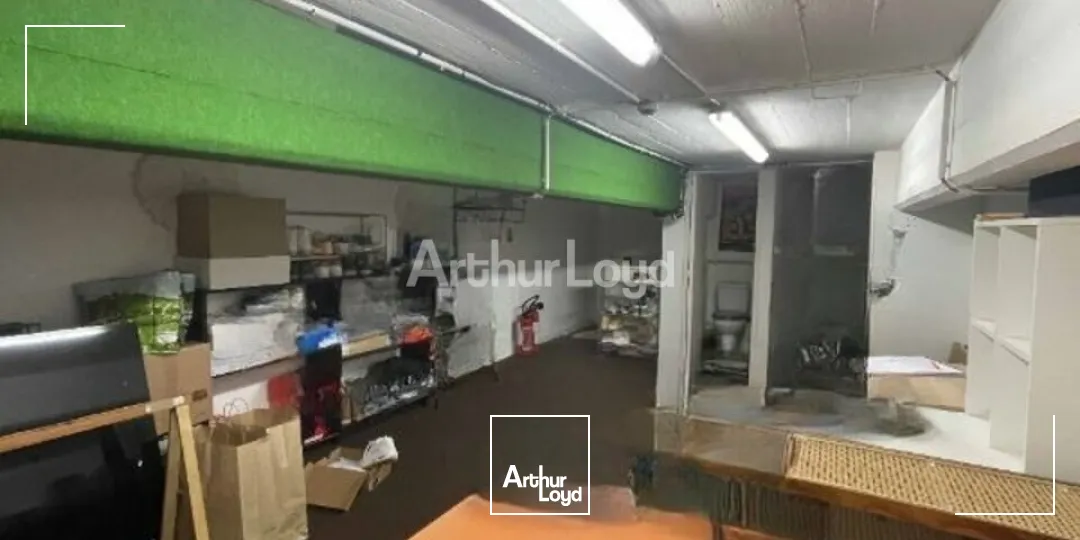 A céder en hyper-centre de Reims - jolie boutique d'environ 135m2 dont 83m2 de surface de vente. Disponible immédiatement 