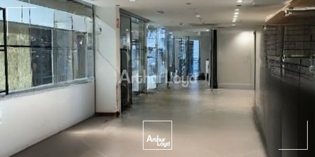 A céder en hyper-centre de Reims - jolie boutique d'environ 135m2 dont 83m2 de surface de vente. Disponible immédiatement 