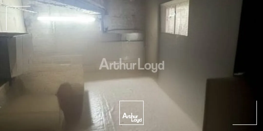 A céder en hyper-centre de Reims - jolie boutique d'environ 135m2 dont 83m2 de surface de vente. Disponible immédiatement 