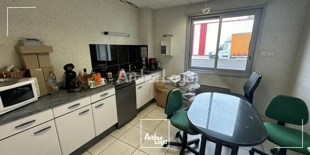 Bâtiment d'activité dune superficie d'environ 1800m2 - CORMONTREUIL