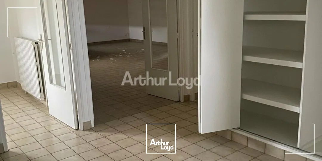 A VENDRE - Châlons-en-Champagne secteur Rive Gauche - local commercial d'une superficie totale d'environ 276m2 idéalement situé, sur un axe très fréquenté!