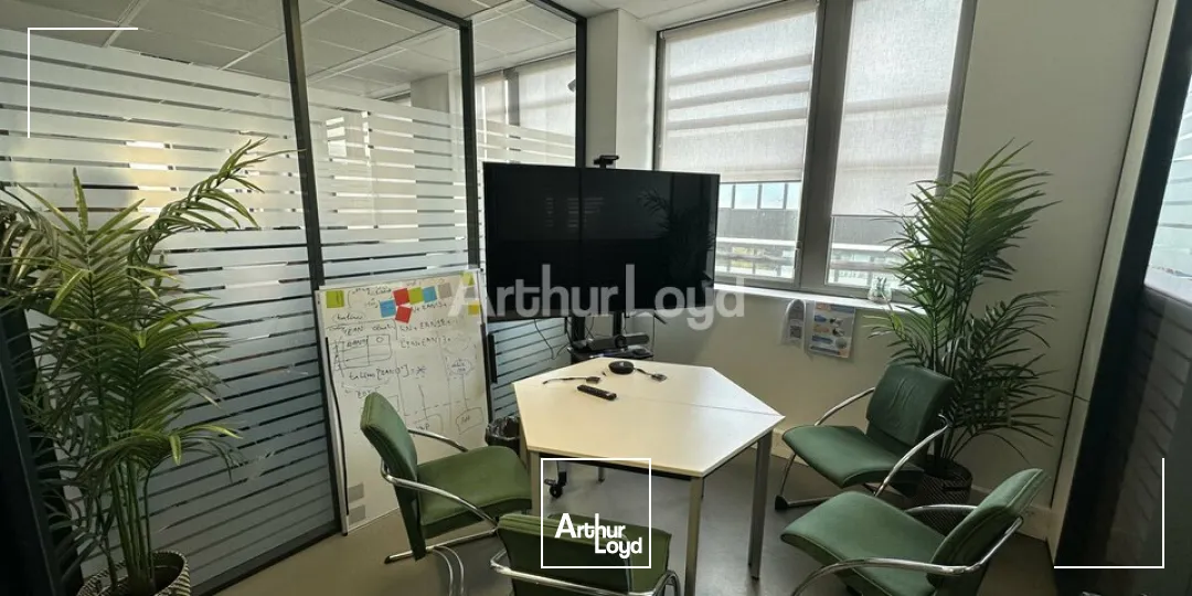 BUREAUX D'ENVIRON 112 M2 et 5 PLACES DE PARKING - BEZANNES