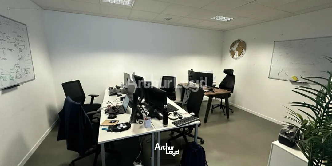 BUREAUX D'ENVIRON 112 M2 et 5 PLACES DE PARKING - BEZANNES