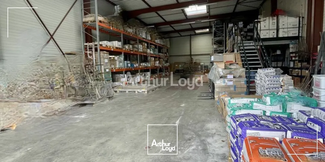 Vous recherchez un local mixte sur le secteur de Tinqueux/Ormes (51) ?Nous disposons de ce bien mixte à louer d'une surface totale e 765m2 ont 400m2 de surface commerciale. Disponible r...