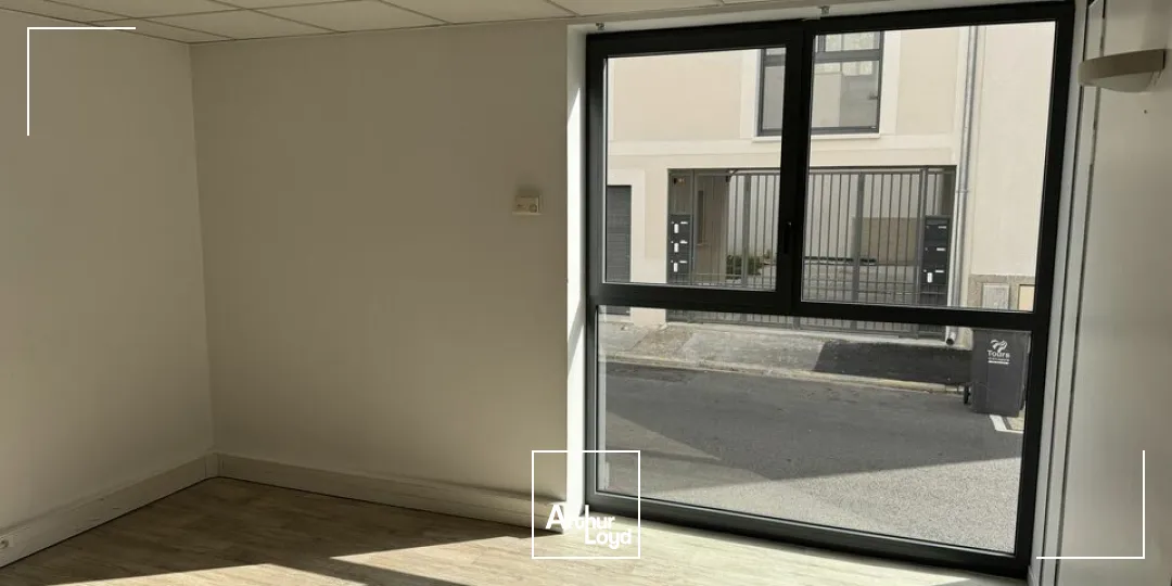TOURS CENTRE PROCHE GARE LOCAL COMMERCIAL A LOUER 123 M² AVEC PARKINGS