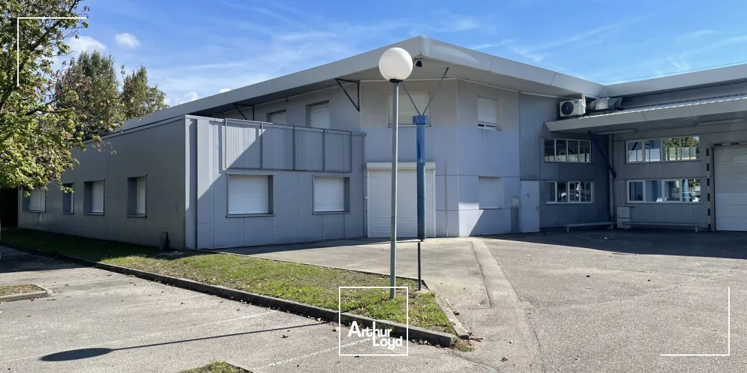 bâtiment d'activité 2411 m² environ - central, visible, fonctionnel.