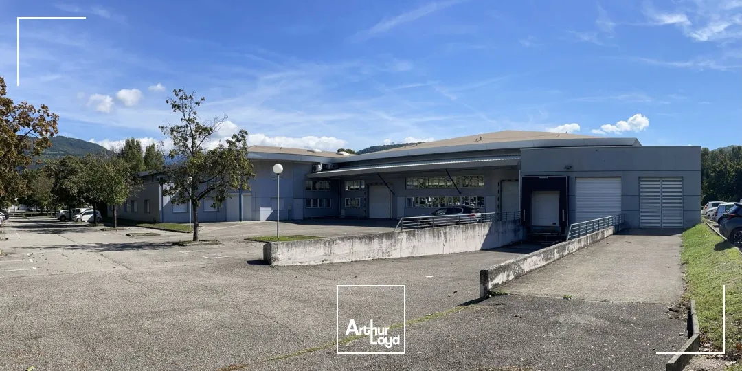 bâtiment d'activité 2411 m² environ - central, visible, fonctionnel.