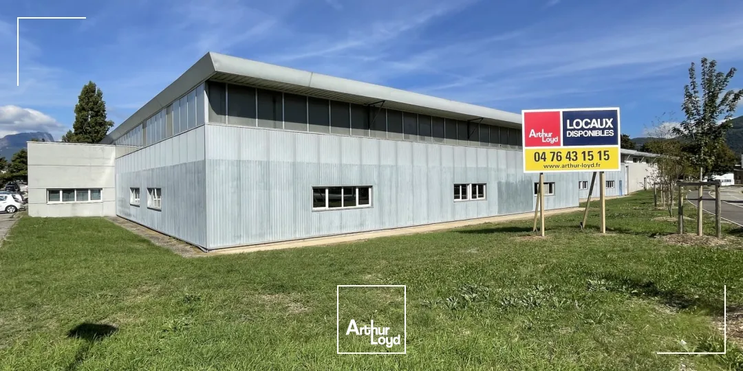 bâtiment d'activité 2411 m² environ - central, visible, fonctionnel.