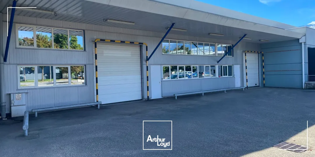 bâtiment d'activité 2411 m² environ - central, visible, fonctionnel.