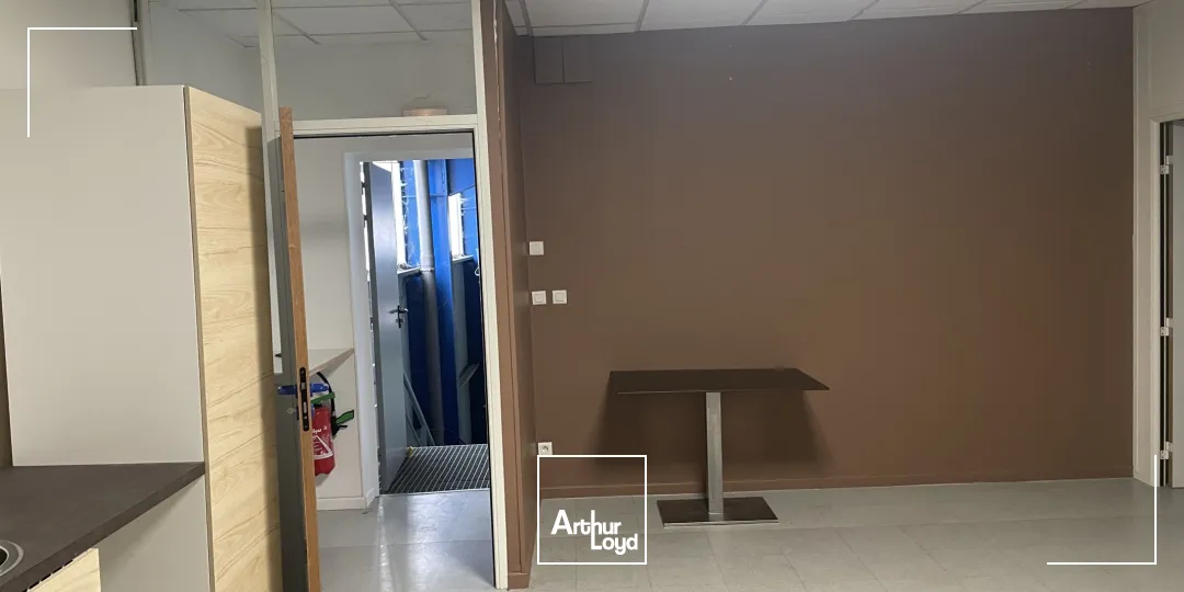 bâtiment d'activité 2411 m² environ - central, visible, fonctionnel.