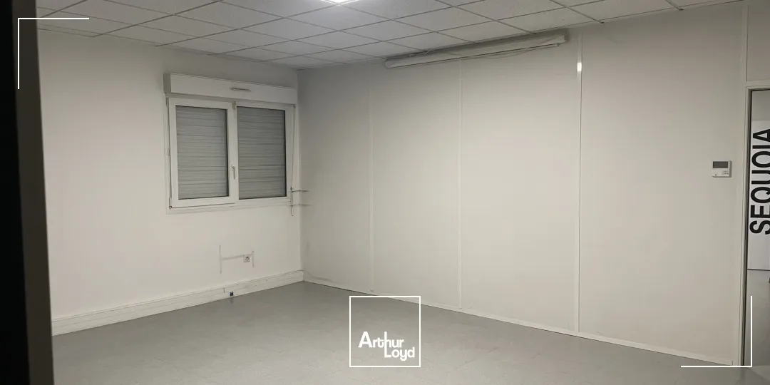 bâtiment d'activité 2411 m² environ - central, visible, fonctionnel.