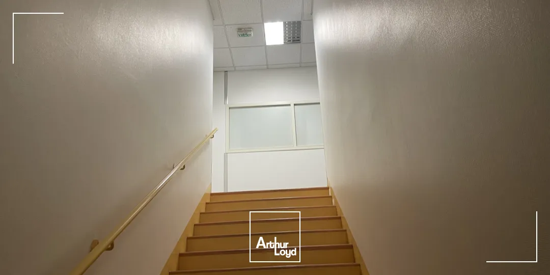 bâtiment d'activité 2411 m² environ - central, visible, fonctionnel.