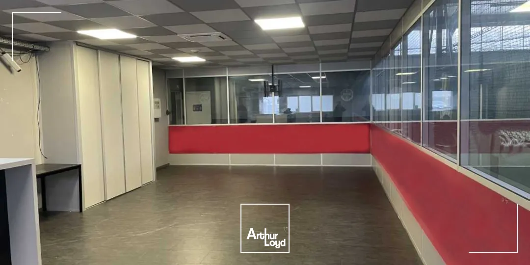 bâtiment d'activité 2411 m² environ - central, visible, fonctionnel.