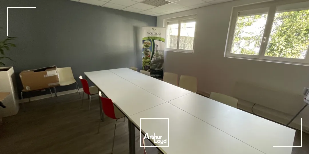 Location entrepôt avec bureaux et terrain - 715 m² - Saint-Herblain - zone d'activité proche du périphérique