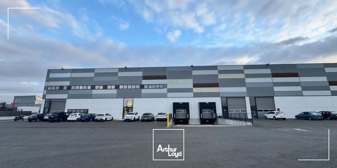 Bâtiment indépendant activité/bureaux très récent de 2887 m² - NEUVILLE SUR OISE