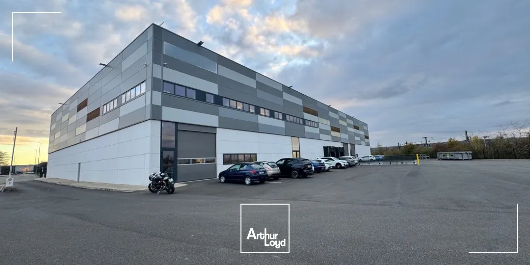 Bâtiment indépendant activité/bureaux très récent de 2887 m² - NEUVILLE SUR OISE