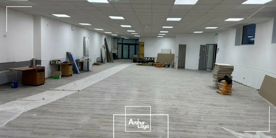 Local commercial à la location rond-point cardinal, proche de l'hypocentre de Brive. Entièrement rénové. 