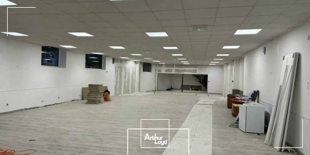 Local commercial à la location rond-point cardinal, proche de l'hypocentre de Brive. Entièrement rénové. 