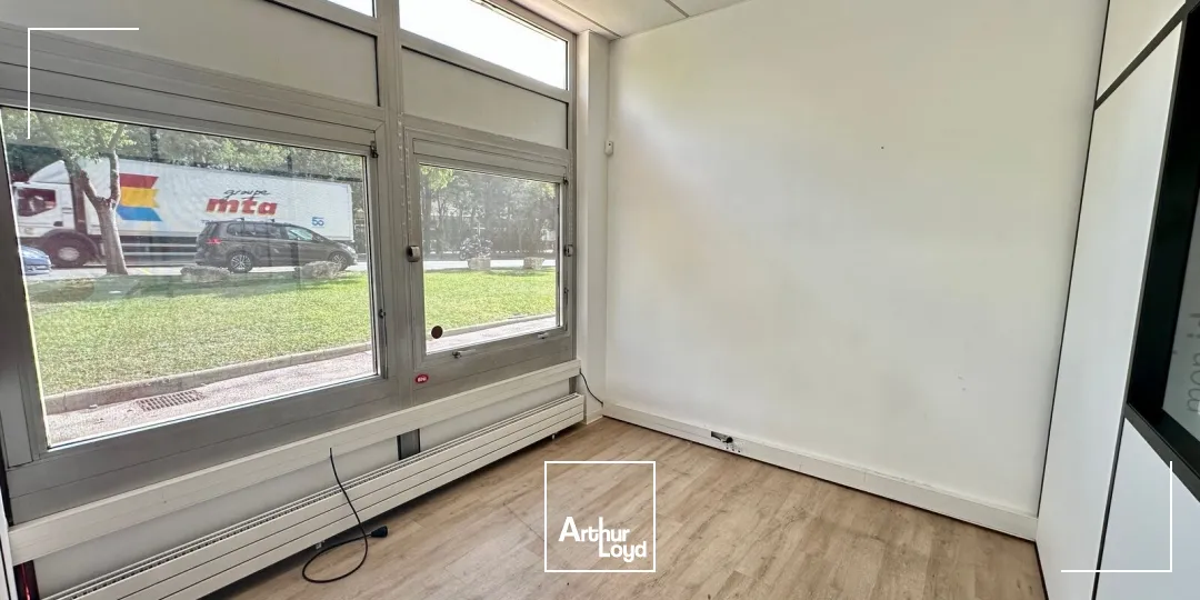 SURFACE EN RDC À LOUER AVEC UNE ENSEIGNE