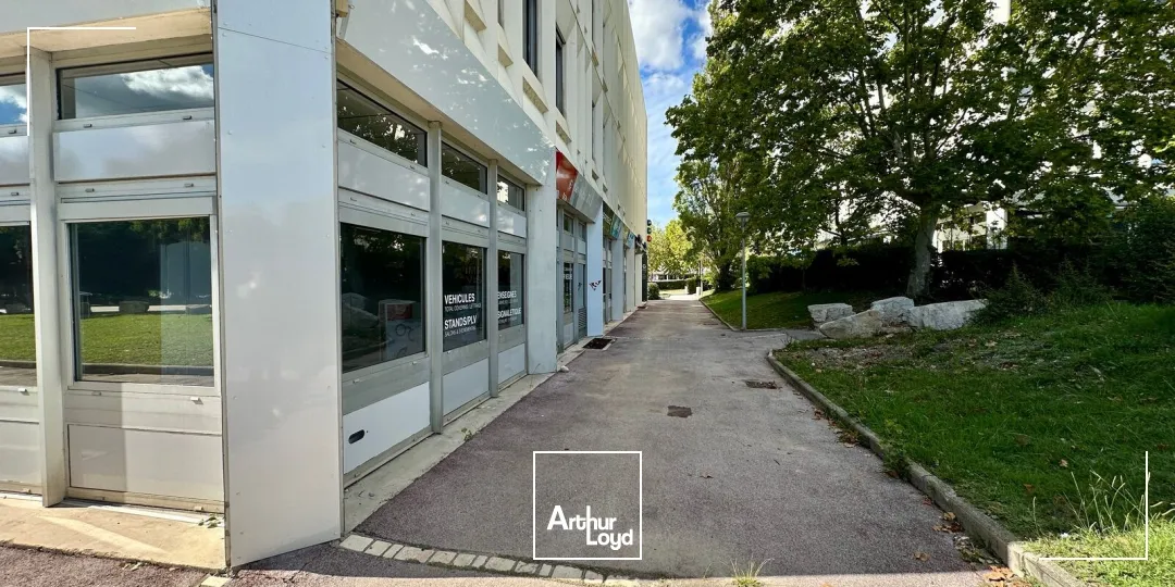 SURFACE EN RDC À LOUER AVEC UNE ENSEIGNE