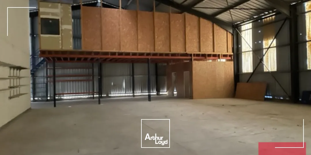 RARE DANS LE SECTEUR. LOCAUX D'ACTIVITES A LOUER