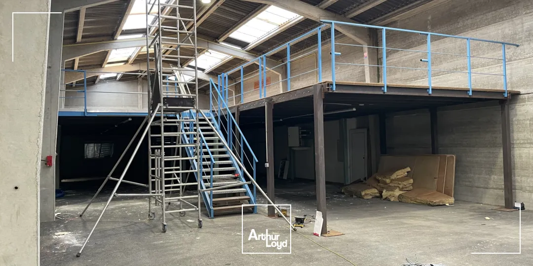 Dans la ZAC du Moulin de Coisne à Salomé, nous vous proposons à la vente un entrepôt de 3000 m2 environ divisé en 2 lots de 1500 m2. Le site est clôturé avec accès par portail.