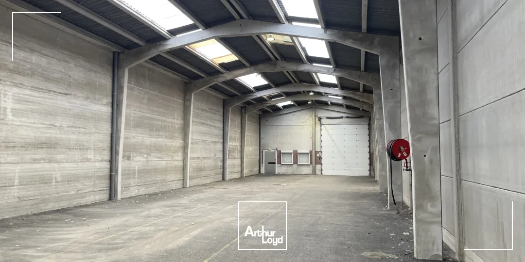 Dans la ZAC du Moulin de Coisne à Salomé, nous vous proposons à la vente un entrepôt de 3000 m2 environ divisé en 2 lots de 1500 m2. Le site est clôturé avec accès par portail.