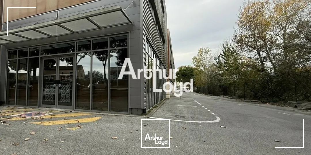 Local commercial 540 m² à Fréjus  Forte visibilité et flux