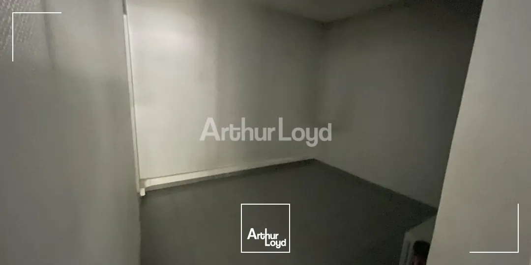 Bureaux de 52 m² non divisibles à louer à Epernay, idéalement situés pour votre entreprise. Accès facile aux transports en commun et proximité des commodités. Parfait pour un espac...