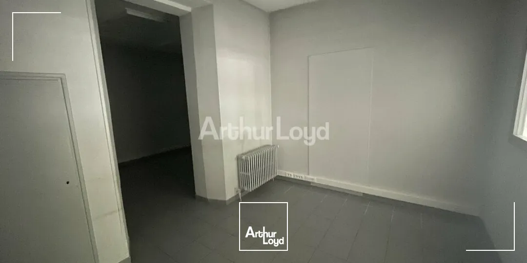 Bureaux de 52 m² non divisibles à louer à Epernay, idéalement situés pour votre entreprise. Accès facile aux transports en commun et proximité des commodités. Parfait pour un espac...