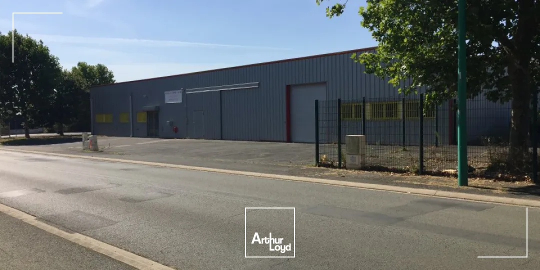 A louer local 610 m² environ en ZAC - secteur LUCON (85) 