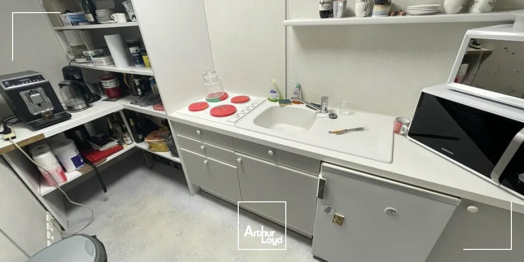 A VENDRE BUREAUX CLIMATISES AVEC 7 EMPLACEMENT DE PARKING PRIVATIFS EN BON ETAT SUR UN AXE MAJEUR