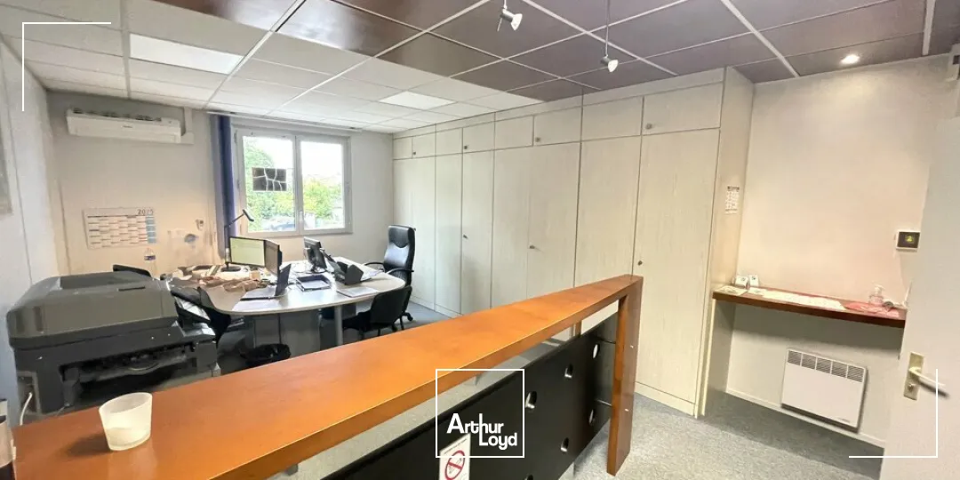 A LOUER BUREAUX CLIMATISES AVEC 7 EMPLACEMENT DE PARKING PRIVATIFS EN BON ETAT SUR UN AXE MAJEUR