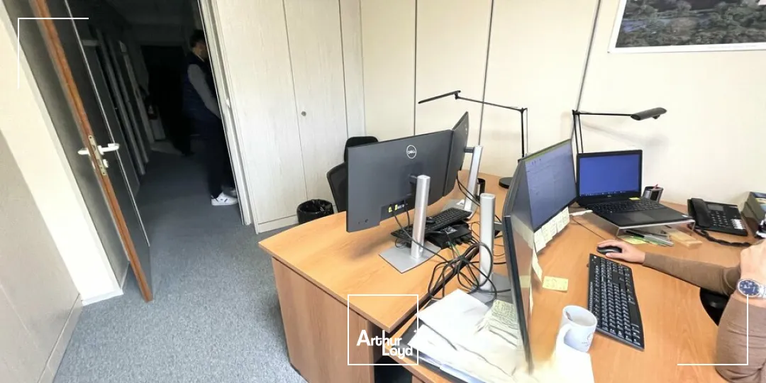 A LOUER BUREAUX CLIMATISES AVEC 7 EMPLACEMENT DE PARKING PRIVATIFS EN BON ETAT SUR UN AXE MAJEUR