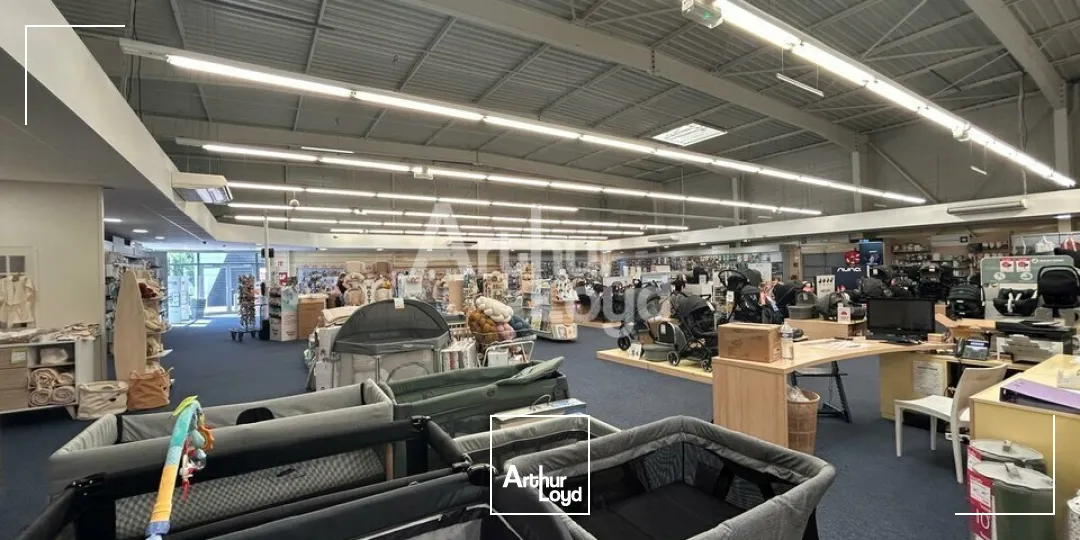 VILLEBAROU - LOCATION LOCAL COMMERCIAL DE 841 M² - ZONE COMMERCIALE