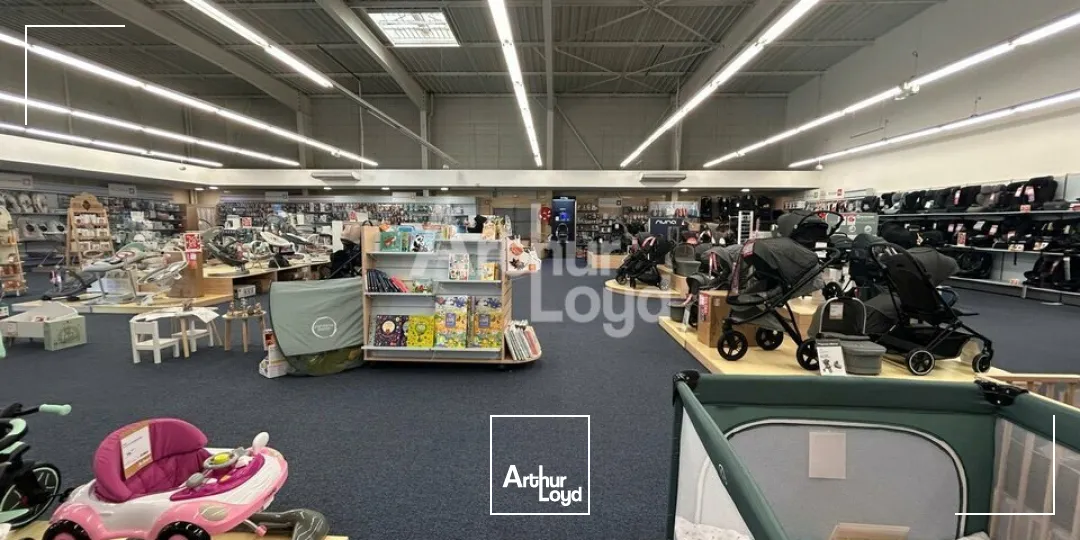 VILLEBAROU - LOCATION LOCAL COMMERCIAL DE 841 M² - ZONE COMMERCIALE