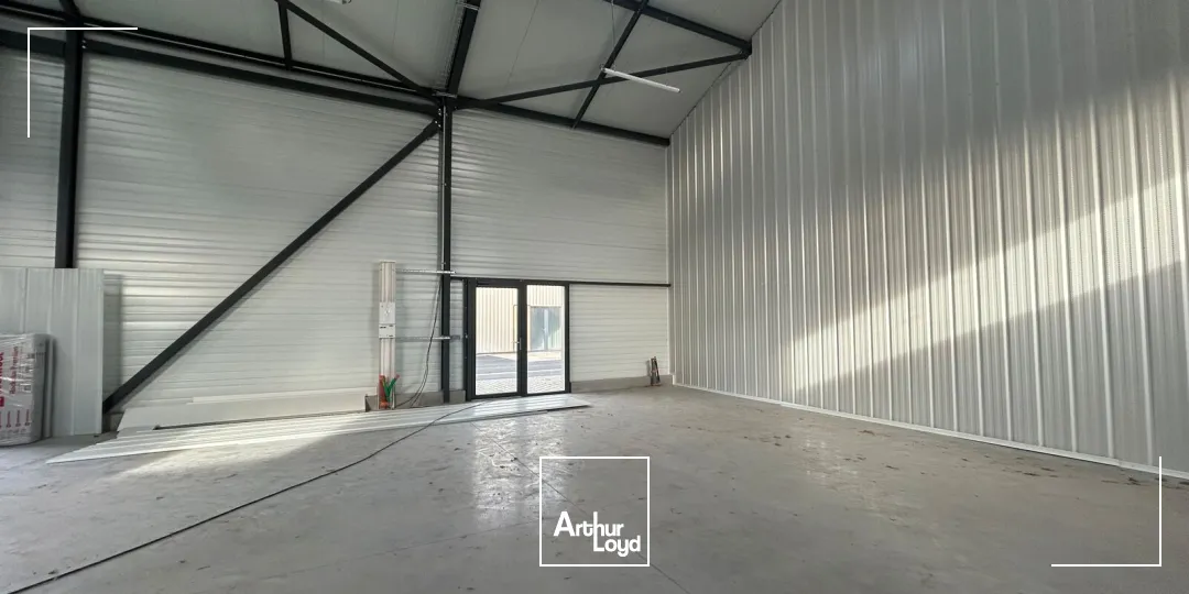 A LOUER - STOCKAGE - 145 M2 TRIGNAC - BUREAUX