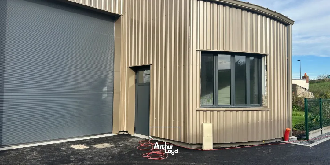 A LOUER - STOCKAGE - 145 M2 TRIGNAC - BUREAUX