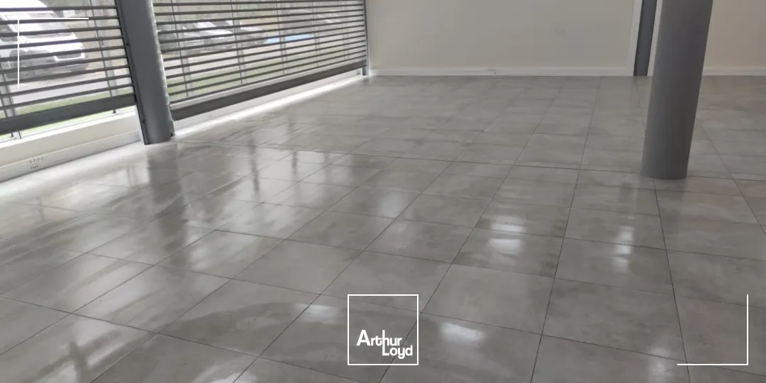 En location, entrepôt 6 465 m² opérationnel immédiatement - Quais + Parc sécurisé - Paris Nord 2 - Roissy 5 min