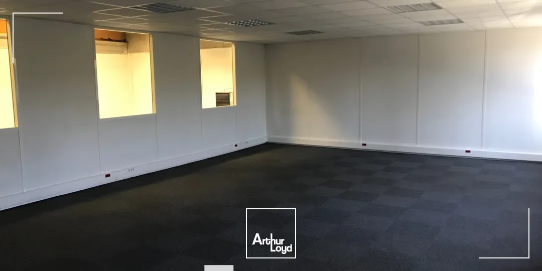 A louer - Bâtiment d'activités au sein d'un parc d' activité rénové avec une hauteur sous plafond de 6.50 m² - Dardilly Techlid